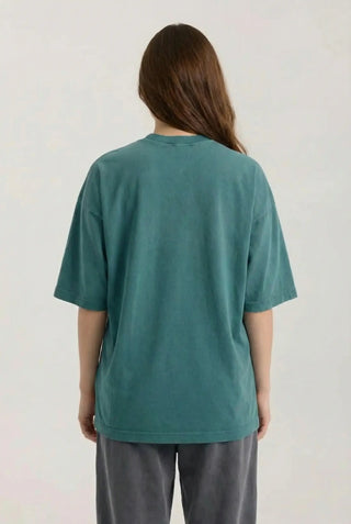 petrol yeşili unisex faded basic tee back with female model passion athletics