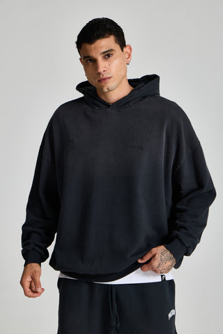 Erkek model üzerinde siyah Faded Basic Hoodie, önden görünüm