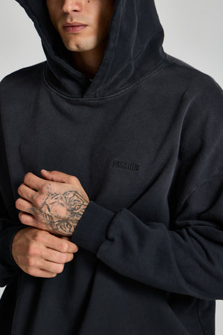 Erkek model üzerinde siyah Faded Basic Hoodie, göğüsteki aynı ton PASSION nakışı yakın çekim