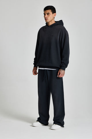 Erkek model üzerinde siyah Faded Basic Hoodie, açılı tam boy görünüm
