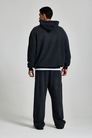 Erkek model üzerinde siyah Faded Basic Hoodie, arkadan tam boy görünüm