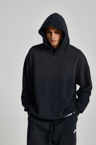 Erkek model üzerinde siyah Faded Basic Hoodie, kapüşon takılı önden görünüm