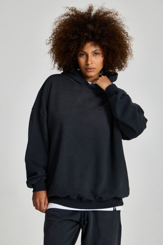 Kadın model üzerinde siyah Faded Basic Hoodie, önden görünüm