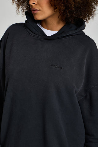 Kadın model üzerinde siyah Faded Basic Hoodie, kapüşon ve göğüs nakışı yakın çekim