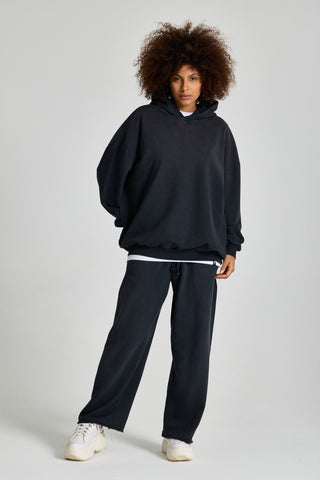 Kadın model üzerinde siyah Faded Basic Hoodie, önden tam boy görünüm