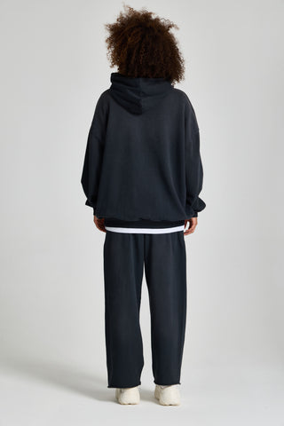 Kadın model üzerinde siyah Faded Basic Hoodie, arkadan tam boy görünüm