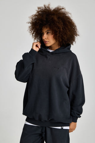 Kadın model üzerinde siyah Faded Basic Hoodie, açılı görünüm