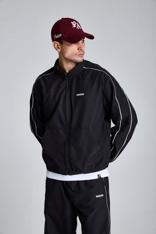 Erkek model üzerinde siyah Piping Track Jacket, önden yakın kadraj