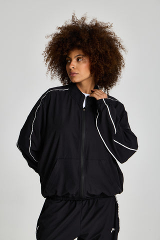 Kadın model üzerinde siyah Piping Track Jacket, önden görünüm