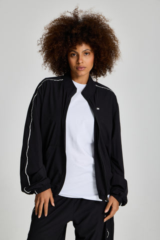 Kadın model üzerinde siyah Piping Track Jacket, fermuarı açık önden görünüm