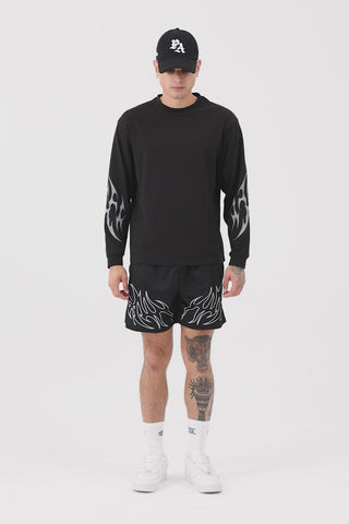 Erkek model üzerinde Inferno Graphic Longsleeve, video