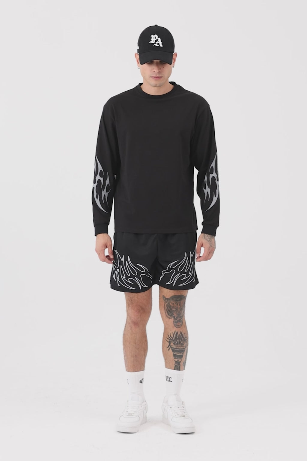 Erkek model üzerinde Inferno Graphic Longsleeve, video
