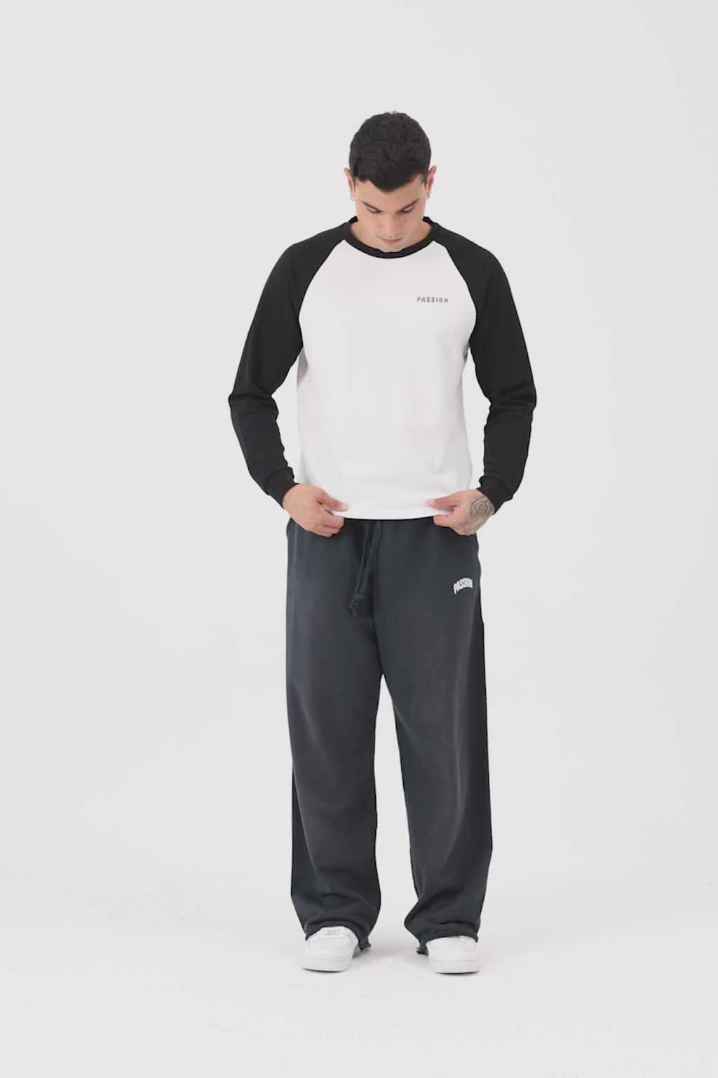 Erkek model üzerinde siyah Waffle Reglan Long Sleeve, video