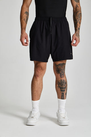 Erkek model üzerinde siyah Basic Performance Short, önden görünüm