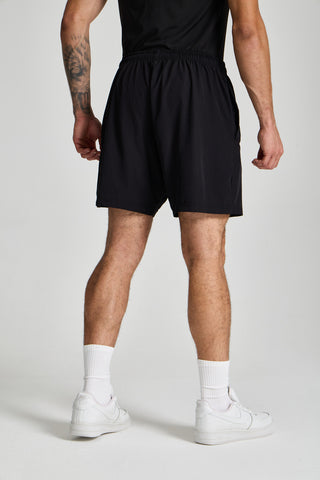 Erkek model üzerinde siyah Basic Performance Short, arkadan görünüm