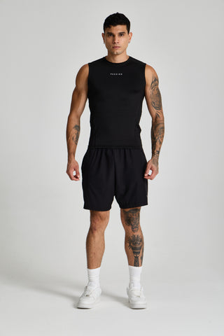 Erkek model üzerinde siyah Basic Performance Short ve siyah atlet, önden tam boy görünüm