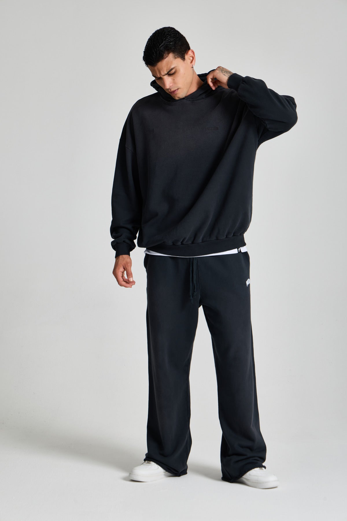 Erkek model üzerinde Faded Basic Hoodie ve Essential Washed Jogger kombini