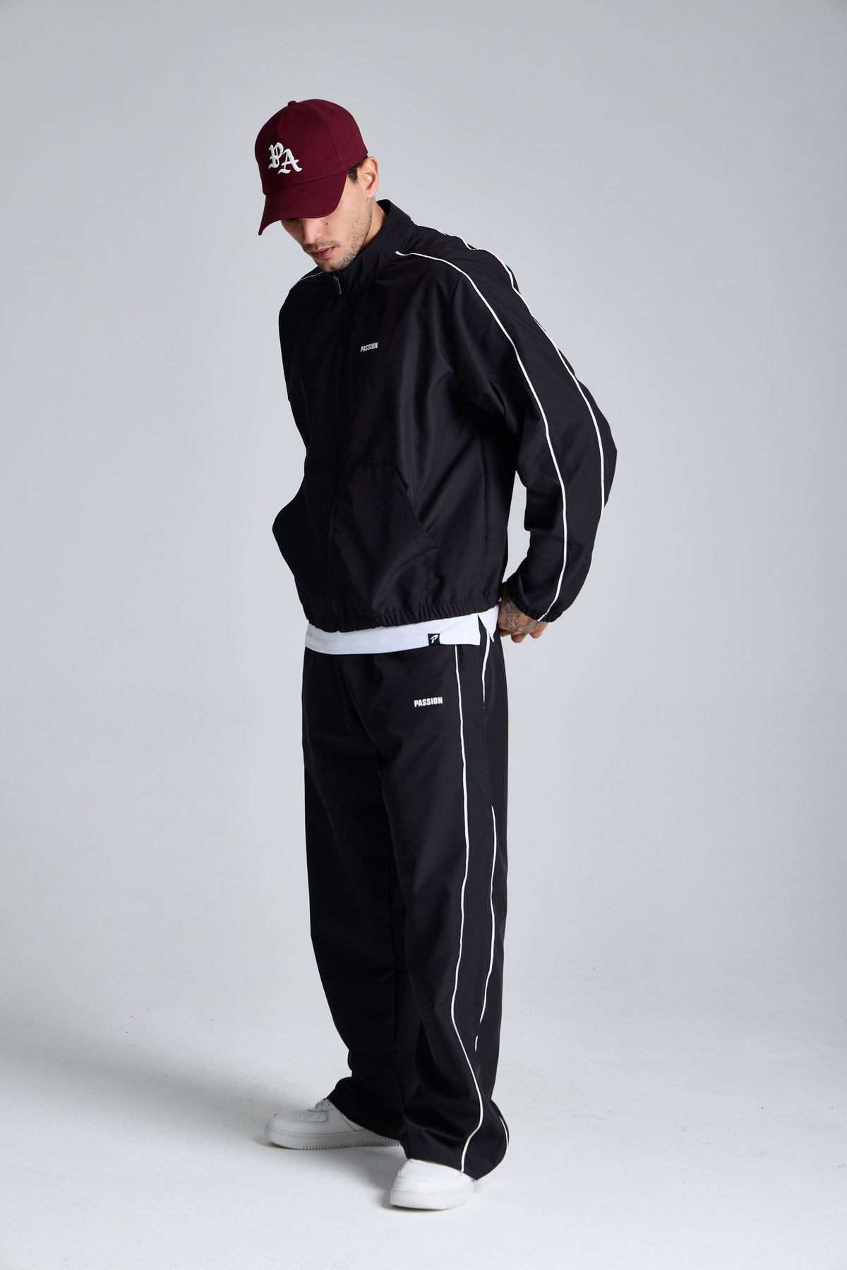 Erkek model üzerinde Track Jacket ve Track Jogger kombini