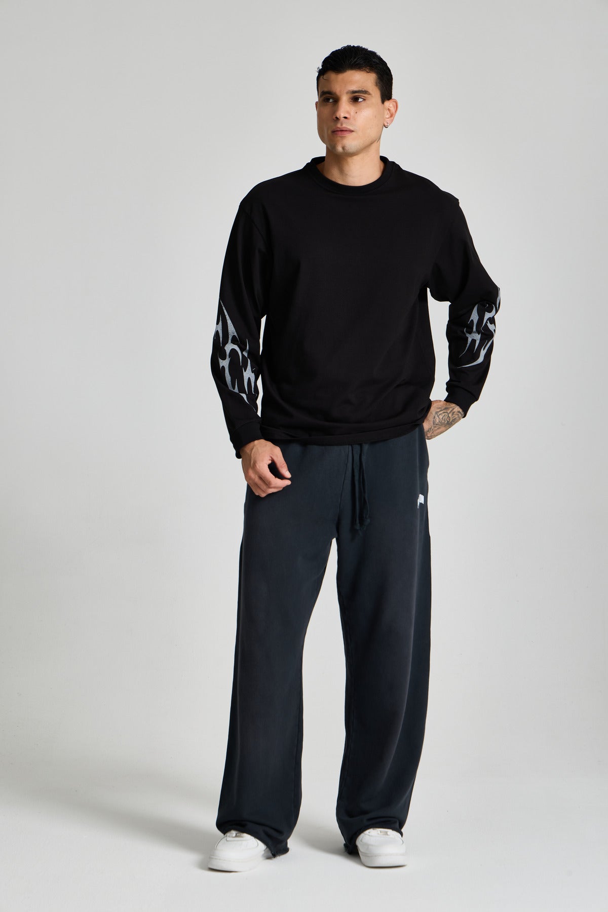 Erkek model üzerinde Inferno Graphic Longsleeve Siyah ve Essential Washed Jogger kombini
