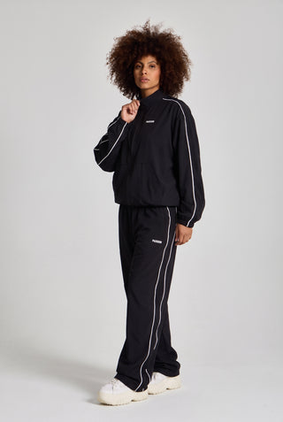 Kadın model üzerinde siyah Piping Track Jogger ve Jacket takımı, açılı tam boy görünüm