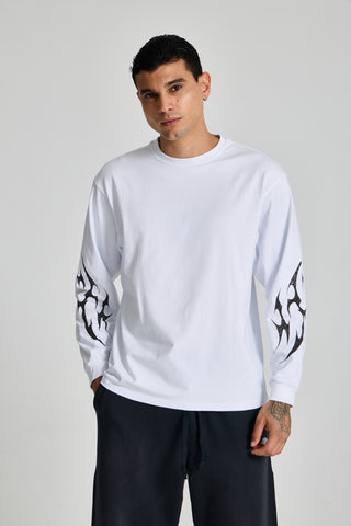 Erkek model üzerinde beyaz Inferno Graphic Longsleeve, önden görünüm; kollarda siyah alev baskısı
