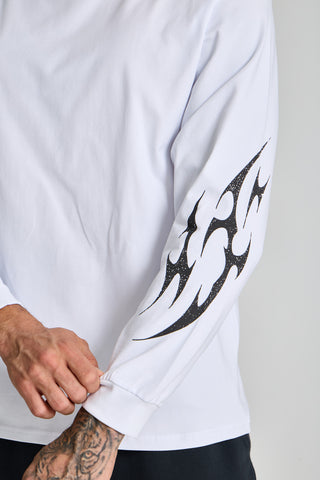 Erkek model üzerinde beyaz Inferno Graphic Longsleeve, kol baskısı yakın çekim