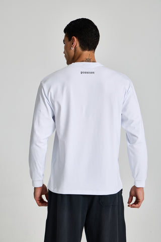 Erkek model üzerinde beyaz Inferno Graphic Longsleeve, arkadan görünüm; ensede passion yazısı