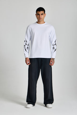 Erkek model üzerinde beyaz Inferno Graphic Longsleeve, önden tam boy görünüm