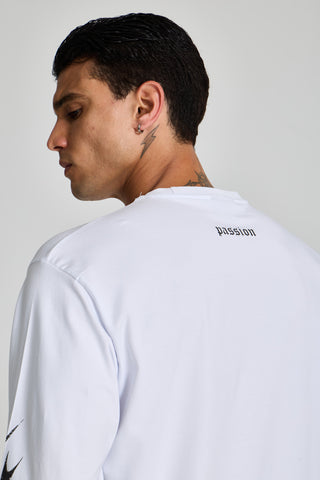 Erkek model üzerinde beyaz Inferno Graphic Longsleeve, ensedeki passion yazısı yakın çekim