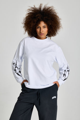 Kadın model üzerinde beyaz Inferno Graphic Longsleeve, önden görünüm
