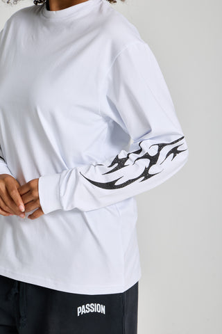 Kadın model üzerinde beyaz Inferno Graphic Longsleeve, kol baskısı yakın çekim
