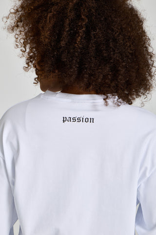 Kadın model üzerinde beyaz Inferno Graphic Longsleeve, ensedeki passion yazısı yakın çekim