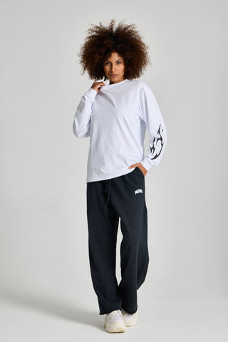Kadın model üzerinde beyaz Inferno Graphic Longsleeve, önden tam boy görünüm