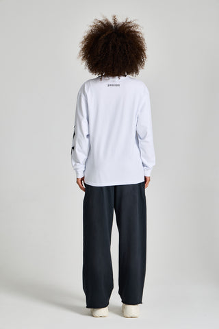 Kadın model üzerinde beyaz Inferno Graphic Longsleeve, arkadan tam boy görünüm