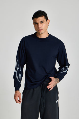 Erkek model üzerinde lacivert Inferno Graphic Longsleeve, önden görünüm; kollarda açık gri alev baskısı