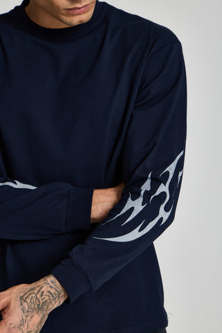 Erkek model üzerinde lacivert Inferno Graphic Longsleeve, kol baskısı yakın çekim