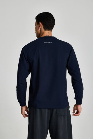 Erkek model üzerinde lacivert Inferno Graphic Longsleeve, arkadan görünüm; ensede passion yazısı