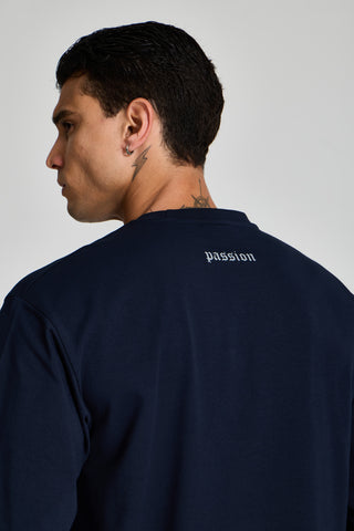 Erkek model üzerinde lacivert Inferno Graphic Longsleeve, ensedeki passion yazısı yakın çekim