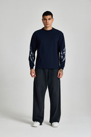 Erkek model üzerinde lacivert Inferno Graphic Longsleeve, önden tam boy görünüm