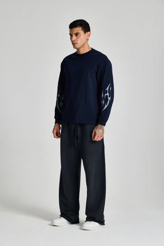 Erkek model üzerinde lacivert Inferno Graphic Longsleeve, açılı tam boy görünüm