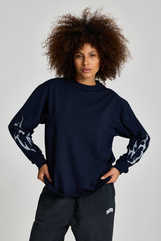 Kadın model üzerinde lacivert Inferno Graphic Longsleeve, önden görünüm
