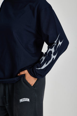 Kadın model üzerinde lacivert Inferno Graphic Longsleeve, kol baskısı yakın çekim