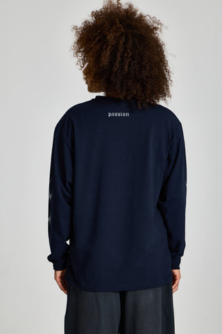 Kadın model üzerinde lacivert Inferno Graphic Longsleeve, arkadan görünüm