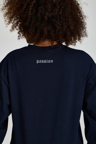 Kadın model üzerinde lacivert Inferno Graphic Longsleeve, ensedeki passion yazısı yakın çekim