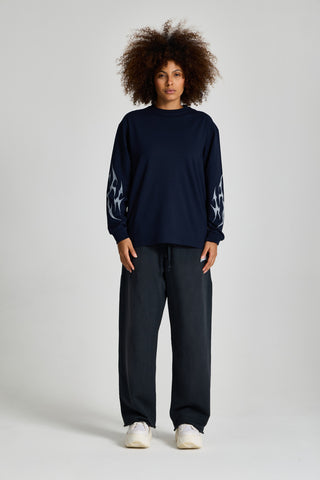 Kadın model üzerinde lacivert Inferno Graphic Longsleeve, önden tam boy görünüm