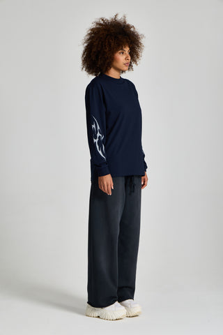 Kadın model üzerinde lacivert Inferno Graphic Longsleeve, yandan tam boy görünüm