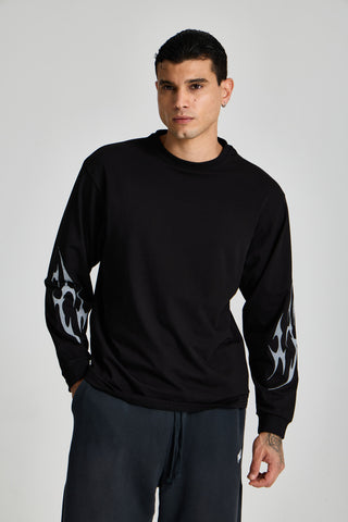 Erkek model üzerinde siyah Inferno Graphic Longsleeve, önden görünüm; kollarda gri alev baskısı