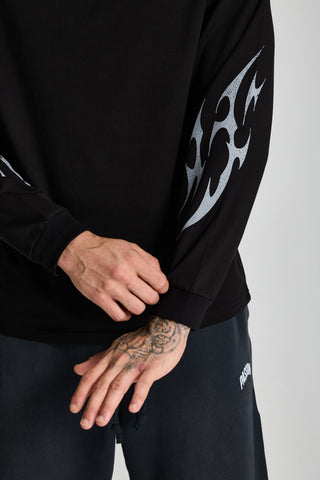 Erkek model üzerinde siyah Inferno Graphic Longsleeve, kol baskısı yakın çekim