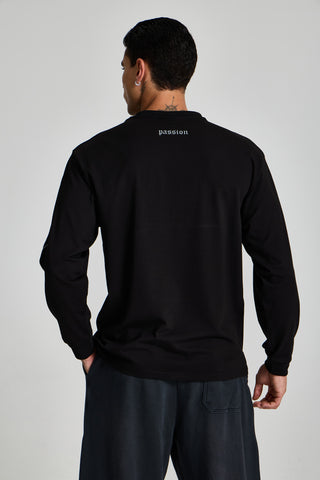 Erkek model üzerinde siyah Inferno Graphic Longsleeve, arkadan görünüm; ensede passion yazısı