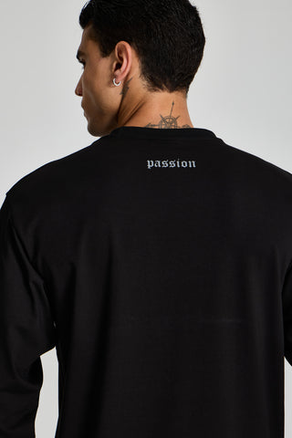 Erkek model üzerinde siyah Inferno Graphic Longsleeve, ensedeki passion yazısı yakın çekim